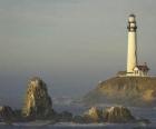 Faro y casa del farero, torre con una potente lámpara en lo alto situada junto a la costa para la navegación de los barcos - Pigeon Point -