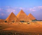 La Gran pirámide de Giza en el centro junto con las otras dos importantes pirámides de la Necrópolis de Giza, a las afueras de El Cairo, Egipto