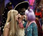 Lilly aprieta la nariz a Hannah Montana ante la atenta mirada de Oliver.