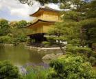 Bonita casa estilo oriental de madera de una sola planta, con su cuidado jardín
