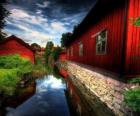 Casas de color rojo junto a un canal