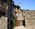 Calle típica de pueblo de montaña 