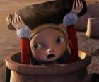 Zoé, escondida. Ella es la sobrina nieta de Lord Arnold