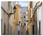Calle de pueblo en Menorca, España
