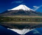 Volcán Fuji Yama, es la montaña más alta del país con 3.776 metros, Japón