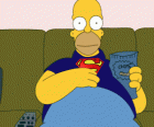 Homer Simpson en el sofá de casa comiendo patatas chips