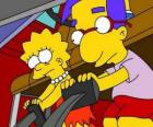 Lisa junto al mejor amigo de Brat, Milhouse jugando con los pedales del coche