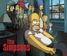 Homer Simpson en el sofá fumando pensativo mientra los otros le observan