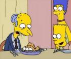 Charles Montgomery Burns mira extrañado el pescado con tres ojos que les sirven para comer Marge y Bart 