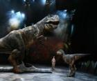Dos dinosaurios junto a una persona