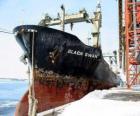 Gran barco de mercanciás amarado en el puerto