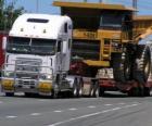 Camión, transportando un gran volquete
