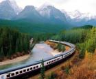 Tren de pasajeros en un paisage montañoso