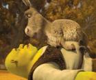 Shrek y Asno, mirandose fijamente 