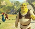 Shrek paseando por el pueblo y la gente sale corriendo