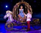 Príncipe ayudando a la Princesa a bajar de su carruaje
