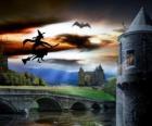 Castillo encantado en la noche de Halloween con la bruja volando en su escoba mágica