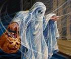 Un fantasma en la noche de Halloween con una calabaza en la mano