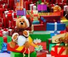 Osito de peluche con vestido de Papá Noel y con los regalos de Navidad
