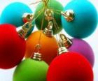 Bolas Navideñas atadas con un hilo