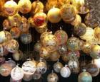 conjunto de bolas de Navidad con diferentes decoraciones