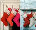 varios calcetines de Navidad colgados y llenos de regalos