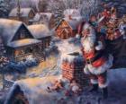 Papá Noel en el tejado de una casa y al lado de una chimenea