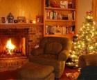 El salón de una casa en la noche de Navidad con el fuego encendido y el árbol con los regalos