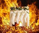 El fuego encendido durante Nochebuena con los calcetines colgados
