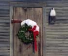 Corona de Navidad colgada en la puerta de una casa