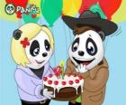 Ella le trae un pastel a Max para celebrar su aniversario