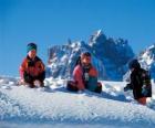 Niños disfrutando de las vacaciones de Navidad, estan jugando en la nieve