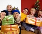 Niños con regalos de Navidad