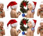 Niños con el gorro de Papá Noel y jugando con adornos navideños