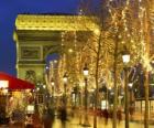 La avenida Champs Élysées adornada de Navidad con el Arco del Triunfo al fondo. París, Francia