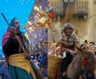 Befana es una anciana sonriente que vuela en una escoba llevando dulces o carbón a los niños en Italia