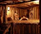 Las figuritas del Nacimiento o belén en una pequeña construcción de madera