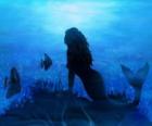 Sirena en el fondo marino