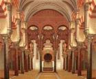 Antigua Mezquita de Córdoba, actual catedral, las columnas de mármol y los arcos con el lugar santo, el Mihrab 