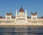 El impresionante edificio del Parlamento Húngaro en la ciudad de Budapest en la orilla del Danubio