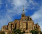 El Monte Saint-Michel es una isla rocosa de marea en la que hay una comuna francesa de la Normandia