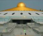 El Cetiya Dhammakaya es un simbolo de la paz mundial a través de la paz interior en un parque y un santuario budista en Tailandia