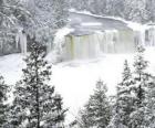 río congelado en pleno invierno