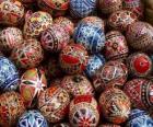 Montón de huevos de Pascua decorados con motivos geométricos