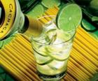 La caipiriña es un cóctel de Brasil consistente de cachaza, lima, azúcar y hielo.