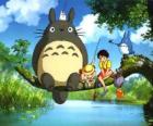 Tororo, el rey del bosque y sus amigos en la película anime Mi vecino Tororo