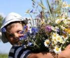 Un niño con el regalo para su madre, un gran ramo de flores