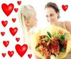 Niña con un ramo de flores para su madre y corazones rojos