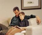 Papá ayudando a leer a su hijo