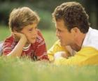 Papá hablando con su hijo en el parque